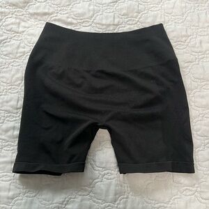 Alphalete Amplify Short 4.5” - black